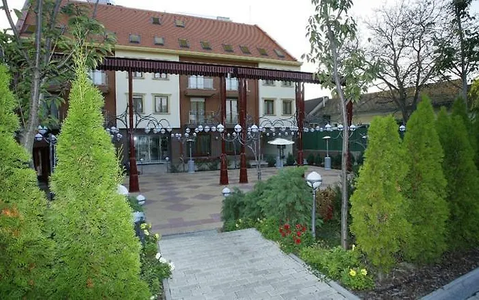 Hotel Debrecen מלון 3*